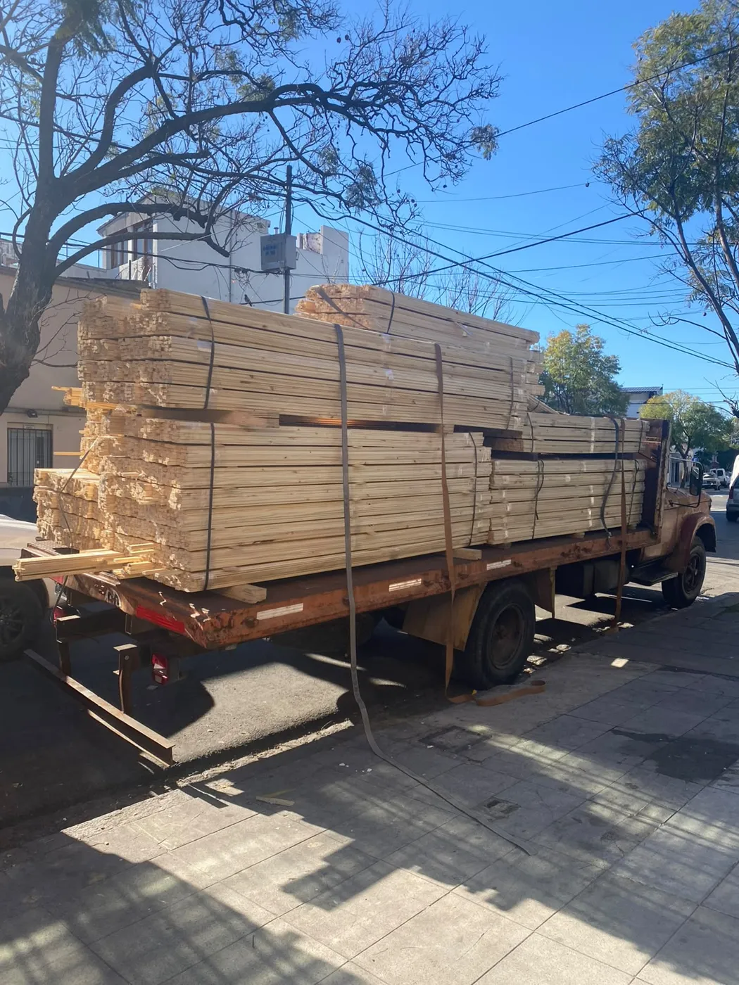 Camión cargado con paquetes de varillas de pino llegando al taller de Eleia